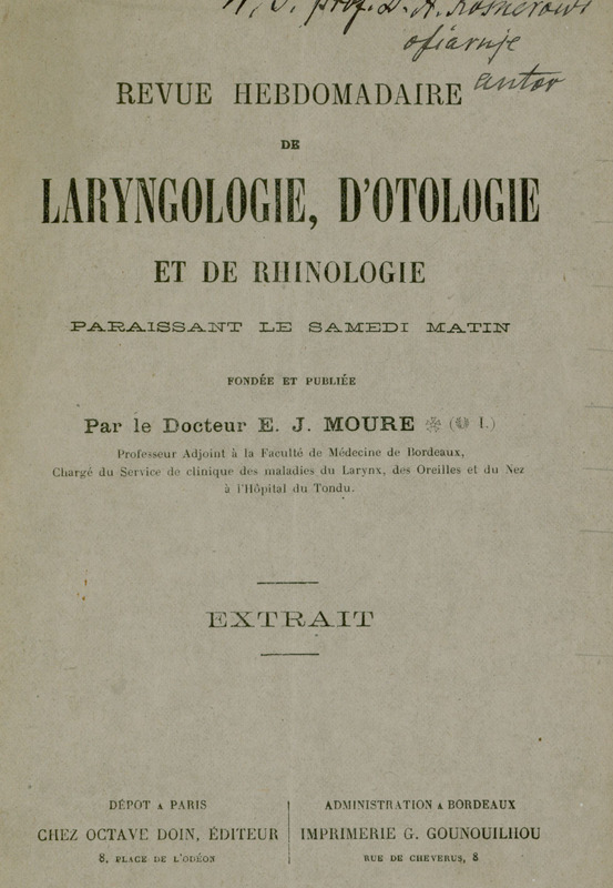 Skan przedstawia okładkę francuskiego czasopisma medycznego o specjalizacji otolaryngologicznej „Revue Hebdomadaire de Laryngologie, d’Otologie et de Rhinologie”. W prawym górnym rogu widnieje odręcznie napisana dedykacja od autora. Poniżej tytuł czasopisma, nazwisko założyciela (E. J. Moure) oraz adresy wydawnictwa w Paryżu oraz administracji i drukarni w Bordeaux. Tekst jest rozmieszczony w centralnej części strony, w kilku blokach. Tytuł czasopisma zapisany jest dużymi literami, a pozostałe informacje - mniejszym drukiem. Brak ilustracji, ozdobników czy ramek.