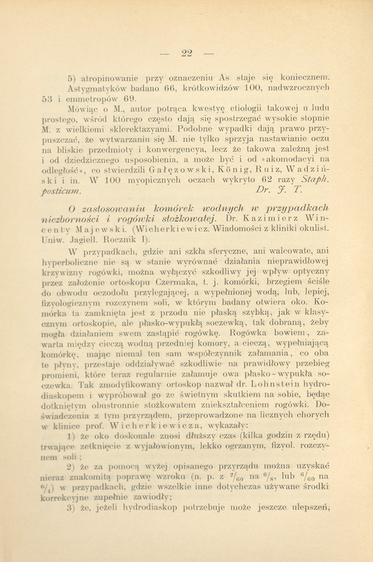 Czarno-biała fotografia pochodzi ze zbiorów Narodowego Archiwum Cyfrowego, ukazuje dzieci szkolne z lat 1920–1930. Zdjęcie wykonano na szerokim, trawiastym placu przed długim budynkiem w stylu szkolnym z wieloma oknami i dwuspadowym dachem. Budynek przypomina dawną szkołę lub placówkę edukacyjną. W centrum znajduje się kilkanaścioro dzieci (głównie dziewczynek), ubra¬nych w jasne, proste sukienki z krótkimi rękawami. Fryzury dzieci są jednolite: krótkie, równo ścięte włosy. Część dzieci stoi, część siedzi albo klęczy na trawie, kilkoro bawi się na drewnianej huśtawce. Po prawej dzieci są ujęte w ruchu na huśtawce lub trampolinie, jakby w trakcie skoku. Po prawej kilkoro dzieci siedzi obok drewnianego urządzenia zabawowego. Na dalszym planie widać inne dzieci spacerujące, być może pod opieką dorosłych. Scena oddaje atmosferę wspólnotowej, radosnej zabawy, typową dla zorganizowanych zajęć lub kolonii letnich.