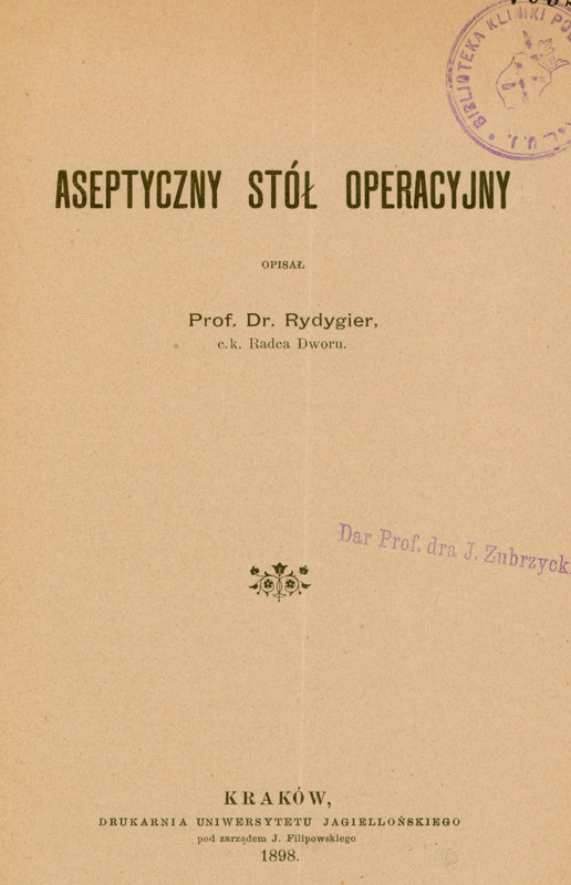 Ilustracja czarno-biała przedstawia stronę tytułową dzieła prof. Rydygiera pod tytułem Aseptyczny stół operacyjny. z 1898 roku. Na dole strony pieczątka „Dar prof. dr. J Zubrzyckiego”.