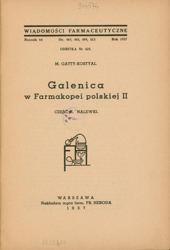 Skan przedstawia stronę tytułową pracy Marka Gatty-Kostyal’a w języku polskim. U góry znajdują się informacje o źródle: Wiadomości Farmaceutyczne, Rocznik 64, strony: 469, 485, 499, 513
Odbitka numer: 425. Poniżej imię i nazwisko autora oraz tytuł „Galenica w Farmakopei Polskiej II. CZĘŚĆ II. NALEWKI”. Niżej jest ilustracja przedstawiająca schemat aparatury laboratoryjnej. Na górze znajduje się okrągłe naczynie wypełnione cieczą z którego wychodzi przechylona w lewy bok szyjka zakończona mniejszym naczyniem Pod tym jest naczynie, z którego wydobywa się płomień. Wszystko połączone jest rurkami i znajduje się na poziomej powierzchni. Rysunek jest schematyczny, wykonany prostą kreską, bez kolorów ani szczegółów tła. Na dole znajduje się informacja wydawnicza: „WARSZAWA, Nakładem mgra farm. FR. HERODA, 1937”.