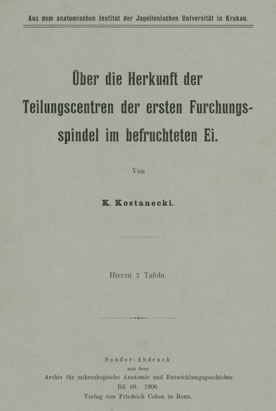 Ilustracja niebiesko-czarna przedstawia stronę tytułową dzieła prof. Kostaneckiego Über die Herkunft der Teilungscentren der ersten Furchungsspindel im befruchteten Ei z 1906 roku.