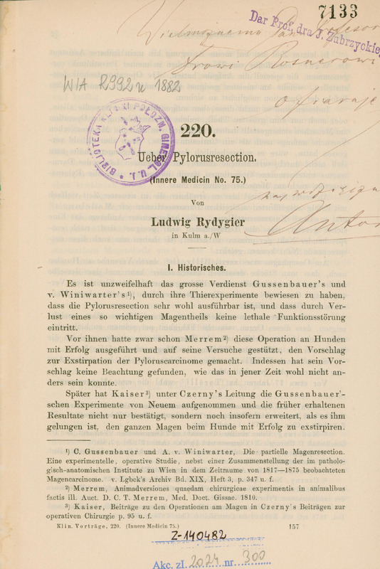 Ilustracja czarno-biała przedstawia stronę tytułową artykułu prof. Rydygiera pod tytułem Ueber Pylorusresection. U góry odręczny zapis dedykacja "Wielmożnemu Panu Profesorowi doktorowi Rosnerowi ofiaruje …. Autor”.