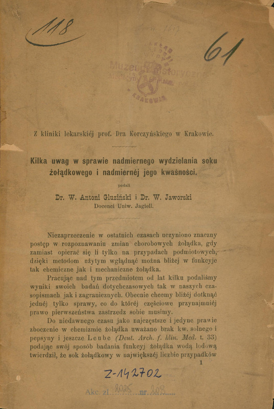 Ilustracja czarno-biała przedstawia pierwszą stronę broszury Kilka uwag w sprawie nadmiernego wydzielania soku żołądkowego i nadmiernej jego kwaśności autorstwa Antoniego Gluzińskiego i prof. Jaworskiego. U góry pieczęć Zakład Historji Medycyny Un. Jag. w Krakowie.