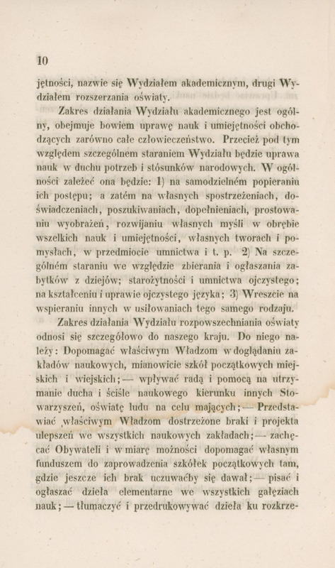 Strona drukowana z numerem „10” w lewym górnym rogu. Tekst w języku polskim omawia zakres działań Wydziału Akademicznego oraz Wydziału Rozpowszechniania Oświaty. Poruszane są tematy dotyczące rozwoju nauki i umiejętności, wspierania edukacji, działania szkół oraz popularyzacji wiedzy w społeczeństwie. NA 2/3 strony idąc od góry widoczna jest plama (najprawdopodobniej po zalaniu) w kolorze brązowym. Tło strony jest kremowe. Nie ma ilustracji.