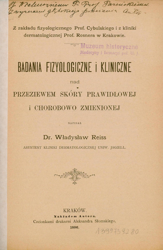 Obraz przedstawia stronę tytułową rozprawy habilitacyjnej dra Władysława Reissa.
U góry nagłówek:
Z zakładu fizjologicznego Prof. Cybulskiego i z kliniki dermatologicznej Prof. Rosnera w Krakowie. Poniżej tytuł główny (dużymi literami): Badania fizyologiczne i kliniczne nad przeziewem skóry prawidłowej i chorobowo zmienionej.
Mniejszym drukiem: Napisał Dr. Władysław Reiss Asystent Kliniki Dermatologicznej Uniw. Jagiell. Poniżej miejsce i rok wydania:
„Kraków. Nakładem autora.
Czcionkami drukarni Aleksandra Słomskiego.
1896.” Na samej górze, odręcznie napisana dedykacja piórem w języku polskim:
J. Wielmożnemu P. Prof. Pareńskiemu, Z wyrazami głębokiego poważania – Autor.
