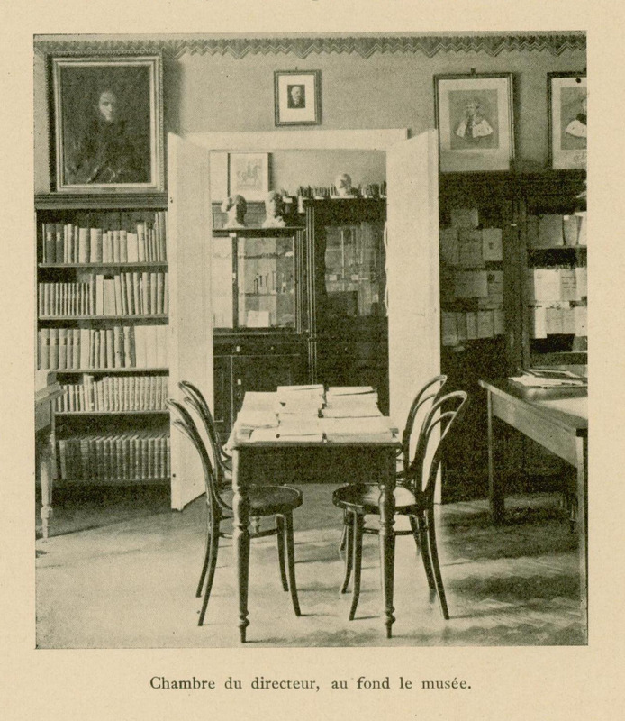 Ilustracja czarno-biała przedstawia gabinet dyrektora muzeum medycznego z czasów kierownictwa Władysława Szumowskiego. Na pierwszym planie stół z fotelami po obu stronach. Na drugim planie szafy z książkami.