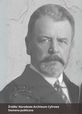 Czarno-biała fotografia portretowa mężczyzny z wąsami i brodą, ubranego elegancko.  Na dole zdjęcia podpis Źródło: Narodowe Archiwum Cyfrowe oraz Domena publiczna. 