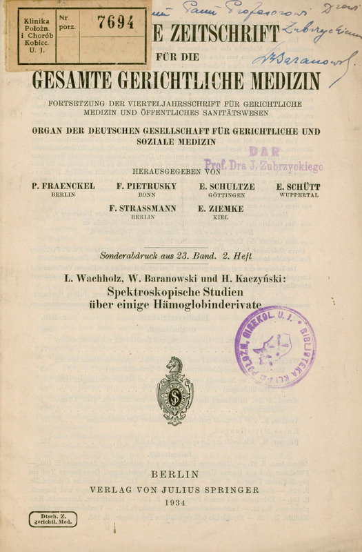 Ilustracja przedstawia nadbitkę z czasopisma „Deutsche Zeitschrift fur die Gerichtliche Medizin”z artykułem “Spektroskopische Studien über einige Hämoglobinderivate” autorstwa L. Wachholza, W. Baranowskiego i H. Kaczyńskiego. U góry strony dedykacja dla profesora Zubrzyckiego.