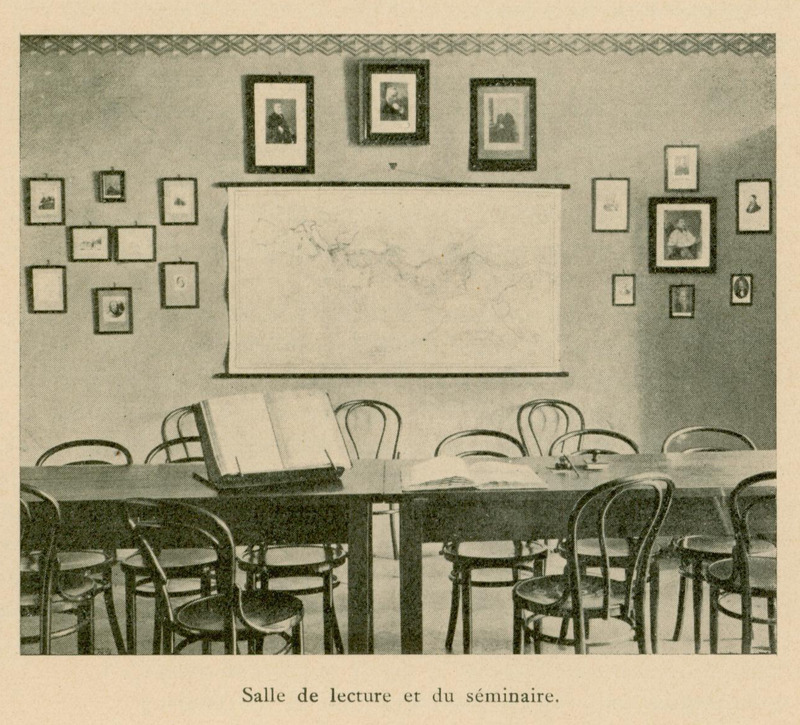 Ilustracja czarno-biała przedstawia salę seminaryjno-czytelnianą w Zakładzie Historii Medycyny z czasów kierownictwa Władysława Szumowskiego. Na pierwszym planie stół z fotelami po obu stronach. Na drugim portrety i ilustracje na ścianach.