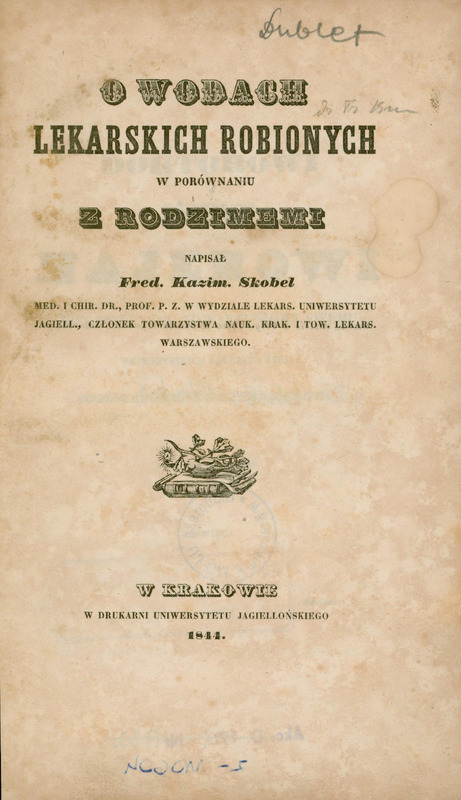 Czarno-biała strona tytułowa pracy "O wodach lekarskich robionych w porównaniu z rodzimemi". W części centralnej czarno-biała ilustracja: książka, naczynie, motyw roślinny.