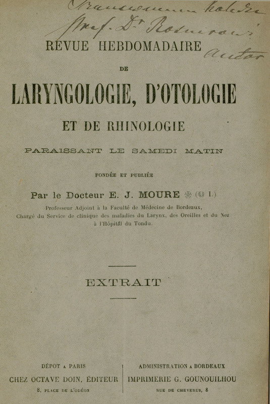 Skan przedstawia okładkę francuskiego czasopisma medycznego o specjalizacji otolaryngologicznej „Revue Hebdomadaire de Laryngologie, d’Otologie et de Rhinologie”. W prawym górnym rogu widnieje odręcznie napisana dedykacja od autora. Poniżej tytuł czasopisma, nazwisko założyciela (E. J. Moure) oraz adresy wydawnictwa w Paryżu oraz administracji i drukarni w Bordeaux. Tekst jest rozmieszczony w centralnej części strony, w kilku blokach. Tytuł czasopisma zapisany jest dużymi literami, a pozostałe informacje mniejszym drukiem. Brak ilustracji, ozdobników czy ramek.