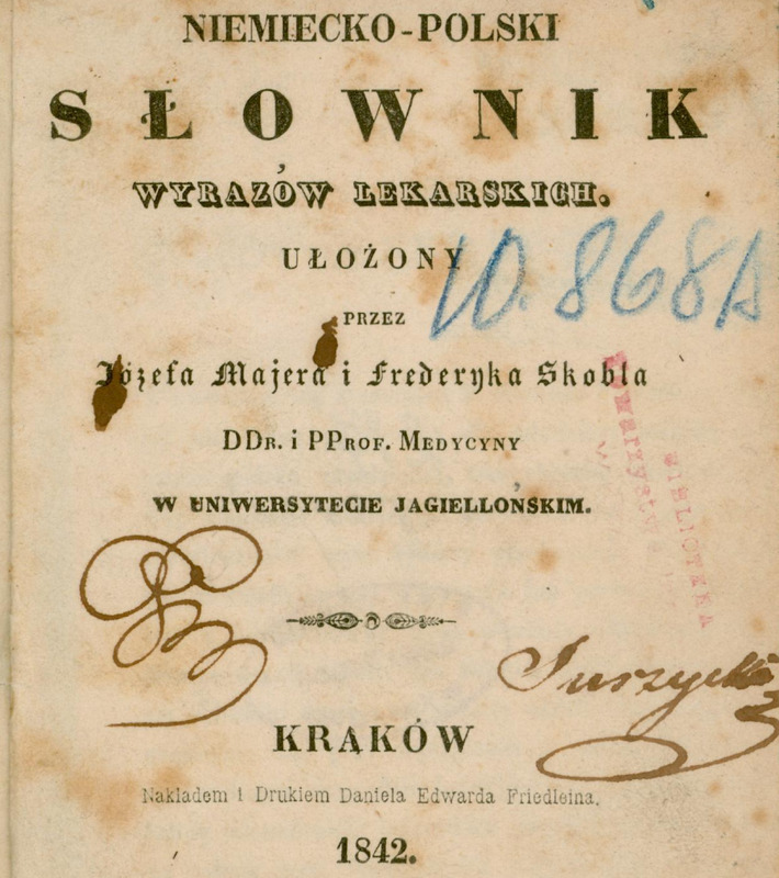 Obraz przedstawia stronę tytułową książki wydanej w 1842 roku w Krakowie. Tytuł książki, zapisany dużą drukowaną czcionką na górze i na środku strony, brzmi: „Niemiecko-Polski Słownik Wyrazów Lekarskich”. Ułożony został przez: Józefa Majera i Frederyka Skobla, doktorów i profesorów medycyny w Uniwersytecie Jagiellońskim. Wydany i wydrukowany został przez Daniela Edwarda Friedleina. Na stronie widoczne są: dwa ozdobne ornamenty, jeden wydrukowany na stronie centralnie oddzielający strefę tytułu i autorów od wydawcy i drugi, po jego lewej stronie, narysowany odręcznie piórem, jak „esy-floresy” oraz podpisy, pieczęć i, zapisany niebieską kredką, numer inwentarzowy „10 868”. Na papierze zauważalne są ślady jego starzenia się, świadczące o jego wieku: zżółknięcia i miejscami plamy.