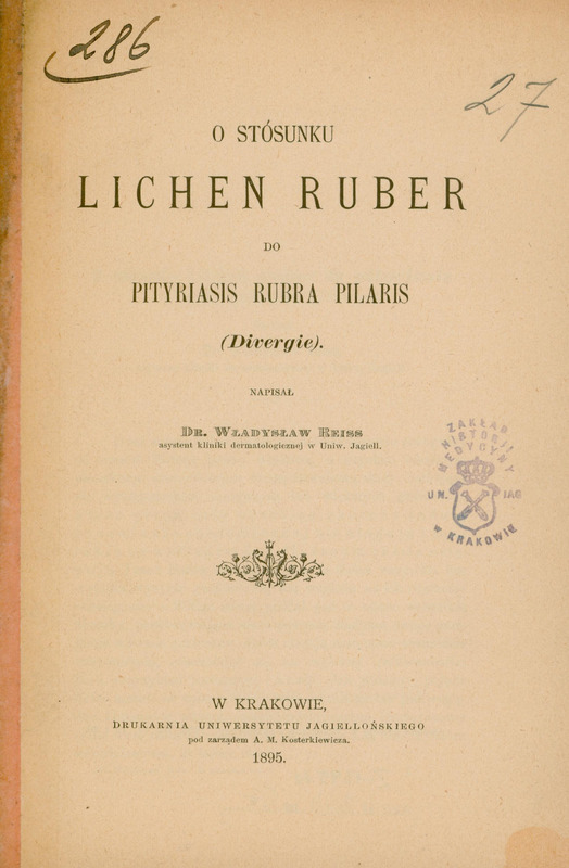 Skan przedstawia stronę tytułowa publikacji prof. Reissa.
Na środku strony widoczny jest tytuł dzieła: „O STOSUNKU LICHEN RUBER do PITYRIASIS RUBRA PILARIS (Divergie)” – zapisany dużą, wyraźną czcionką.
Pod tytułem znajduje się informacja: Napisał Dr. Władysław Reiss, podpisany jako asystent kliniki dermatologicznej Uniwersytetu Jagiellońskiego.
Na dole strony: miejsce wydania i wydawnictwo – W Krakowie, Drukarnia Uniwersytetu Jagiellońskiego pod zarządem A. M. Kosterkiewicza, 1895.
Pomiędzy środkową i dolną częścią strony – dekoracyjna ornamentowa linia zdobnicza.
Po prawej stronie, mniej więcej na środku wysokości kartki, znajduje się fioletowa pieczątka: herb miasta Krakowa, napis: „Zakład Historji Medycznej U. M. Jagiell. w Krakowie”.