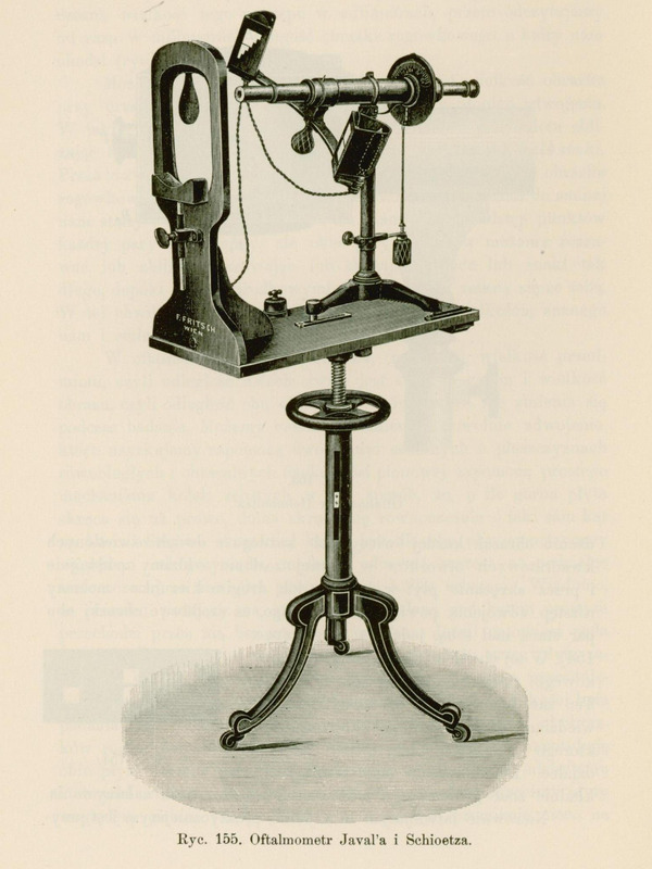 Skan ryciny technicznej obrazuje wolnostojący instrument optyczno-mechaniczny na trójnogu, z centralnym słupem, stołem oraz poziomym mechanizmem optycznym. Na słupie widoczne jest duże pokrętło służące do regulacji wysokości. Na blacie u góry stoi instrument, którego główną część stanowi pozioma belka z tubusem optycznym, przez który lekarz badał rogówkę pacjenta. Urządzenie, tzw. oftalmometr używane było w okulistyce do pomiaru krzywizny rogówki i astygmatyzmu oka.
