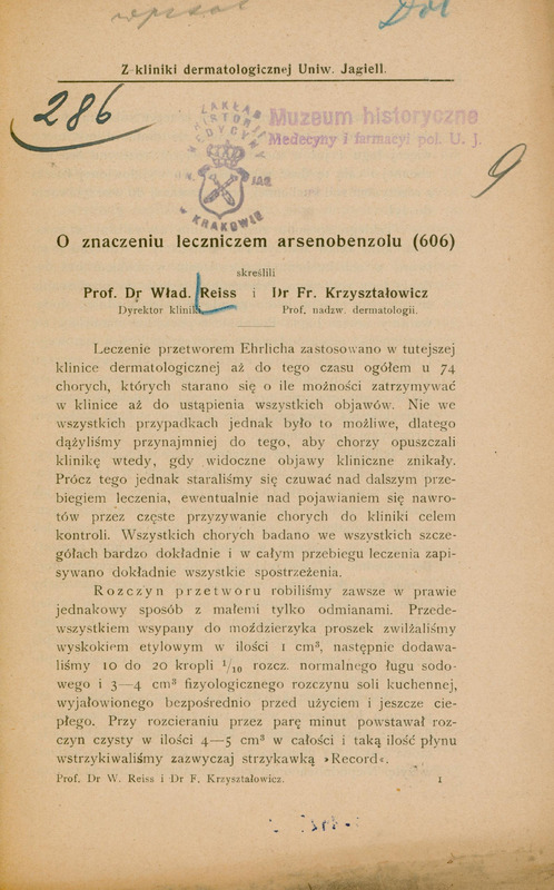 Obraz przedstawia pierwszą stronę artykułu z Przeglądu Lekarskiego 1911 nr 7-8.
U góry nagłówek:
Z kliniki dermatologicznej Uniw. Jagiell.
Poniżej tytuł artykułu:
O znaczeniu leczniczem arsenobenzolu (606).
Następnie wymieniono autorów:
Prof. Dr Wład. Reiss i Dr Fr. Krzysztalowicz. Tekst główny zaczyna się od opisu zastosowania preparatu Ehrlicha (czyli salwarsanu) w leczeniu 74 pacjentów w klinice dermatologicznej. Opisano:
• Praktykę zatrzymywania pacjentów w klinice aż do całkowitego ustąpienia objawów.
• Systematyczne kontrole i obserwacje.
• Szczegółową procedurę sporządzania roztworu leku – zawarto dokładne ilości składników: np. 1 cm³ etanolu, 10–20 kropli ługu sodowego, 3–4 cm³ soli fizjologicznej.
• Lek wstrzykiwano pacjentom strzykawką marki „Record”.