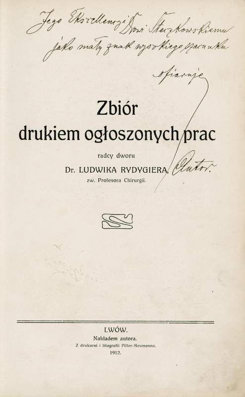 Ilustracja czarno-biała przedstawia stronę tytułową dzieła pod tytułem „Zbiór drukiem ogłoszonych prac radcy dworu dr. Ludwika Rydygiera, zw. Profesora Chirurgii” wydanego we Lwowie w 1912. U góry odręczna dedykacja „Jego Ekscelencji Doktorowi … jako mały znak wysokiego szacunku ofiaruje Autor”.