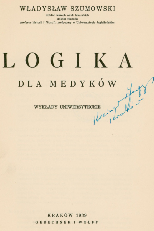 Ilustracja czarno-biała przedstawia stronę tytułową publikacji prof. Szumowskiego pod tytułem „Logika do medyków”. W środku strony odręczny podpis właściciela.