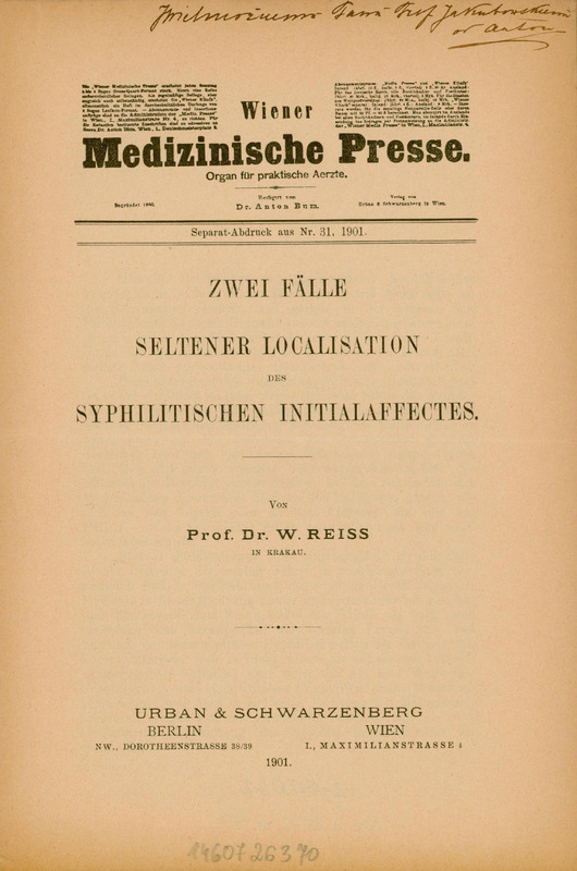 Praca kazuistyczna opisująca przypadki rzadkiej lokalizacji początkowych objawów kiły. Egzemplarz z dedykacją autora dla prof. M. L. Jakubowskiego: „J. Wielmożnemu Panu Prof. Jakubowskiemu od autora” Poniżej umieszczony jest duży, pogrubiony tytuł gazety: „Wiener Medizinische Presse”, pod którym znajduje się dopisek: Organ für praktische Aerzte. Jeszcze niżej drobnym drukiem nazwa redaktora: Dr. Anton Bum, i informacja o wydawnictwie: Urban & Schwarzenberg in Wien. W środkowej części znajduje się tytuł artykułu wielkimi literami: „Zwei Fälle seltener Localisation des syphilitischen Initialaffectes”
Niżej wydrukowano nazwisko autora: Prof. Dr. W. Reiss in Krakau. Na dole strony widoczna jest data publikacji 1901.