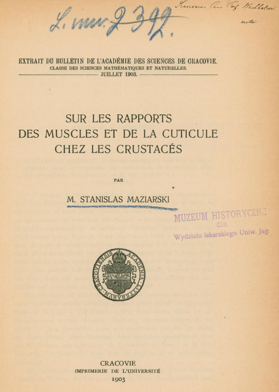 Skan przedstawia stronę tytułową pracy w języku francuskim autorstwa Stanisława Maziarskiego. W prawym górnym rogu odręcznie zapisana dedykacja dla Prof. Wachholza od autora. Poniżej informacja, że jest to odbitka z czasopisma Bulletin International de l'Académie des Sciences de Cracovie. Classe des Sciences Mathématiques et Naturelles, z 1903 roku. Poniżej tytuł „
SUR LES RAPPORT DES MUSCLES ET DE LA CUTICULE CHEZ LES CRUSTACÉS” oraz imię i nazwisko autora zapisane w języku francuskim: STANISLAS MAZIARSKI. Niżej ekslibris oraz informacje wydawnicze: „CRACOVIE, IMPRIMERIE DE L'UNIVERSITÉ, 1903”.