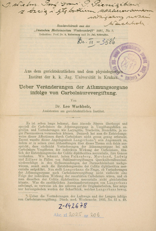Ilustracja czarno-biała przedstawia stronę tytułową dzieła Leona Wachholza "Ueber Veranderungen der Athmungsorgane infolge von Carbolsaurevergiftung". W górnej części strony dedykacja „Jaśnie Wielmożnemu Panu profesorowi doktorowi P. Pieniążkowi z czcią i głębokim uszanowaniem wdzięczny uczeń Wachholz.
