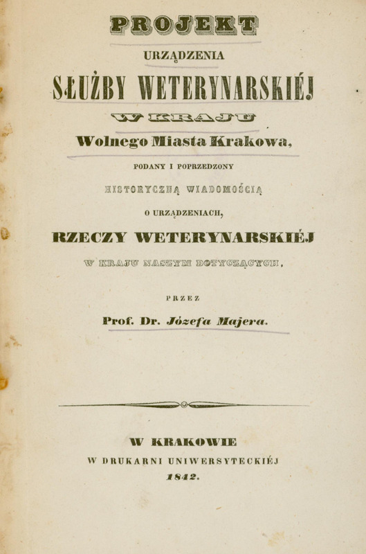Strona tytułowa publikacji z 1842 roku, zatytułowanej: „Projekt urządzenia służby weterynarskiej w kraju Wolnego Miasta Krakowa, podany i poprzedzony historyczną wiadomością o urządzeniach rzeczy weterynarskiej w kraju naszym dotyczących”.
Autorem dzieła jest prof. dr Józef Majer.
Druk wykonano w Krakowie, w Drukarni Uniwersyteckiej, w roku 1842.
Układ tekstu jest symetryczny, z wyraźnym zróżnicowaniem typograficznym: tytuł główny zapisano dużą, pogrubioną czcionką szeryfową, podtytuły nieco mniejszą czcionką, a nazwisko autora wyróżniono kursywą. Strona nie zawiera ilustracji, widoczny jest jeden ozdobny, ale prosty w formie ornament wydrukowany poziomo i centralnie na stronie, oddzielający strefę tytułu i autorów od wydawcy. Papier jest lekko pożółkły z drobnymi przebarwieniami na brzegach, zwłaszcza po lewej stronie i w górnym prawym rogu, miejscami z plamami, czyli ze śladami starzenia się. Tytuł od wyrazu „Projekt” do wyrazu „Krakowa” oraz nazwisko autora zostało podkreślone odręcznie ołówkiem.