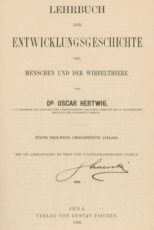 Ilustracja czarno-biała przedstawia stronę tytułową dzieła Oscara Hertwiga Lehrbuch der Entwicklungsgeschichte des Menschen und der Wirbelthiere z 1896 roku. Po środku odręczny podpis Staszewski.