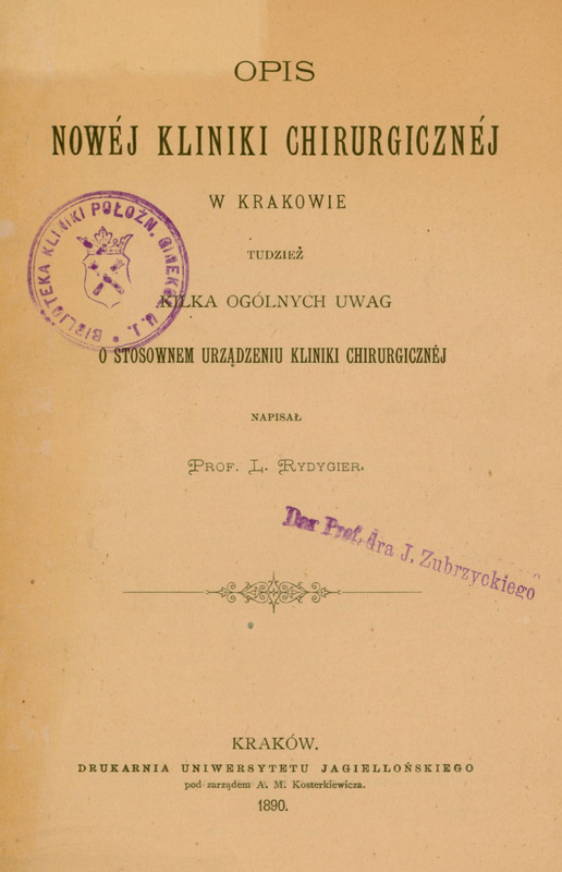 Ilustracja czarno-biała przedstawia stronę tytułową dzieła prof. Rydygiera pod tytułem Opis nowej kliniki chirurgicznej w Krakowie tudzież kilka ogólnych uwag o stosownem urządzeniu kliniki chirurgicznej z 1890 roku. Na dole strony pieczątka „Dar prof. dr. J Zubrzyckiego”.