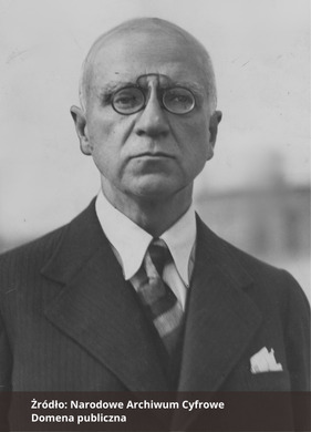 Fotografia czarno-biała przedstawiająca portret mężczyzny z okularami, ubranego elegancko. Na dole zdjęcia napis "Źródło: Narodowe Archiwum Cyfrowe oraz Domena publiczna".