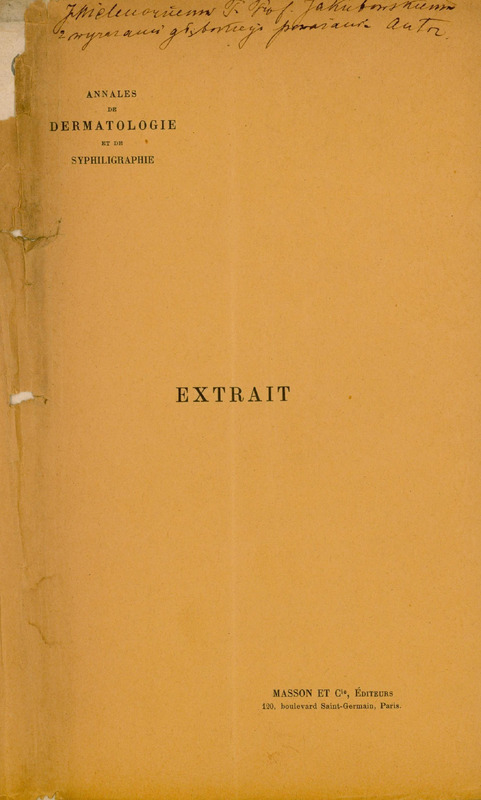 Obraz przedstawia okładkę publikacji “Recherches physiologiques sur la perspiration insensible de la peau” z 1898 r. prof. Reissa. Na górze pismem odręcznym napisano dedykację: „J. Wielmożnemu P. Prof. Jakubowskiemu z wyrazami głębokiego poważania – Autor”.
Poniżej, wyrównane do lewej, widnieją czarne, drukowane napisy w języku francuskim: „Annales de Dermatologie et de Syphiligraphie”.
Niżej, na środku strony, dużymi literami napis „EXTRAIT”.
W dolnym prawym rogu znajduje się informacja o wydawcy: „MASSON ET Cie, Éditeurs, 120, boulevard Saint-Germain, Paris.”
