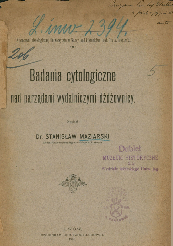 Skan przedstawia stronę tytułową pracy w języku polskim autorstwa Stanisława Maziarskiego. W prawym górnym rogu jest odręcznie zapisana dedykacja od autora. Poniżej widnieje nazwa instytucji sprawczej: „Z pracowni histologicznej Uniwersytetu w Nancy pod kierunkiem Prof. Dra A. Prenant’a ”, poniżej tytuł pracy: „Badania cytologiczne nad narządami wydalniczymi dżdżownicy” oraz imię i nazwisko autora. Na dole informacja wydawnicza: „LWÓW, CZCIONKAMI DRUKARNI LUDOWEJ, 1903”.