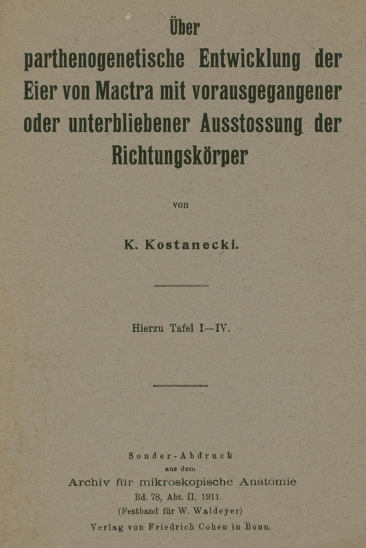 Ilustracja zielono-czarna przedstawia stronę tytułową dzieła prof. Kostaneckiego Über parthenogenetische Entwicklung der Eier von Mactra mit vorausgegangener oder unterbliebener Ausstossung der Richtungskörper z 1911 roku.