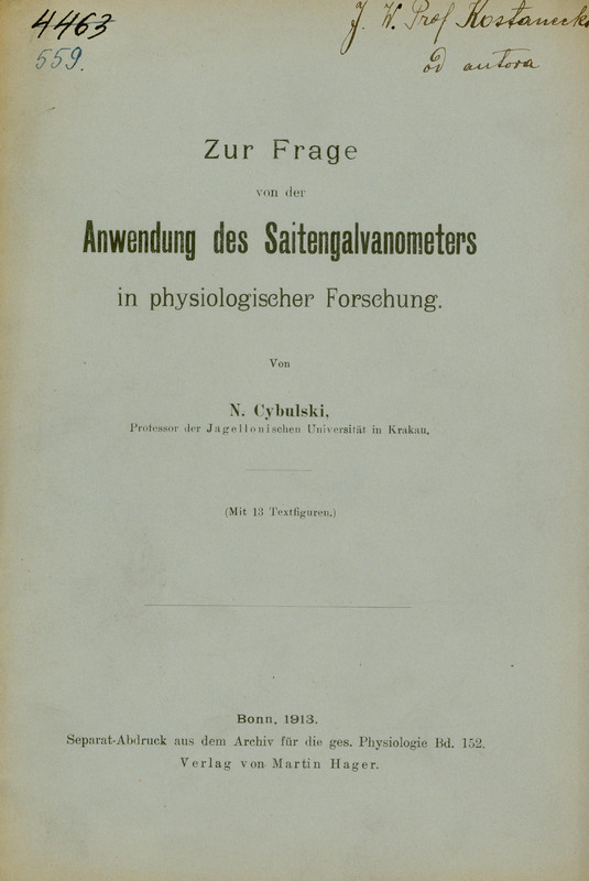 Strona tytułowa niemieckojęzycznej publikacji naukowej autorstwa N. Cybulskiego (Napoleona Cybulskiego), profesora Uniwersytetu Jagiellońskiego w Krakowie. W górnej części po stronie lewej znajdują się archiwalne oznaczenia katalogowe (czarnym atramentem odręcznie napisana i przekreślona liczba „4463” i pod nią niebieskim atramentem liczba „559”). Po stronie prawej widoczna jest odręczna dedykacja napisana czarnym atramentem „J. W. Prof. Kostanecki od autora”. Tytuł publikacji brzmi: „Zur Frage von der Anwendung des Saitengalvanometers in physiologischer Forschung.”, co można przetłumaczyć jako:
„W kwestii zastosowania galwanometru strunowego w badaniach fizjologicznych”.
Pod tytułem znajduje się informacja, że praca zawiera 13 rycin w tekście (oryg. Mit 13 Textfiguren).
Na dole strony umieszczono dane wydawnicze: Bonn, 1913. Odbitka osobna z czasopisma „Archiv für die ges. Physiologie”, tom 152. Wydawnictwo: Martin Hager.
Papier ma pożółkły odcień, wskazujący na wiek dokumentu.