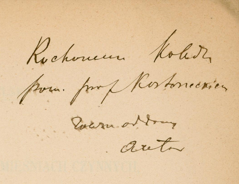 Odręcznie napisana czarnym atramentem dedykacja „Kochanemu (…) prof. Kostaneckiemu zawsze oddany autor”. Papier jest lekko pożółkły, co wskazuje na wiekową publikację