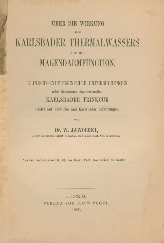 Ilustracja czarno-biała przedstawia stronę tytułową dzieła prof. Jaworskiego Über die Wirkung des Karlsbader Thermalwassers auf die Magendarmfunction z 1885 roku. Tytuł drukowanymi literami.