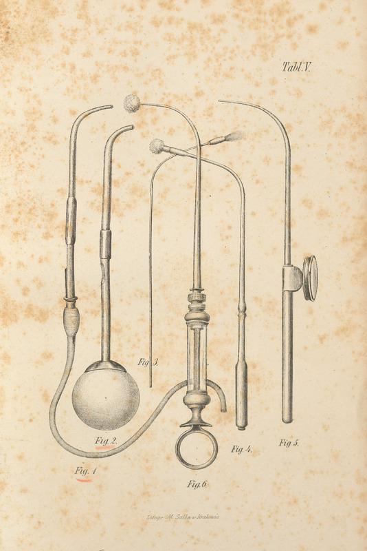 Skan przedstawia sześć monochromatycznych ilustracji przedstawiających przyrządy laryngologiczne. Tło jest beżowe, z widocznymi plamami i przebarwieniami. Pierwsza od lewej przedstawia „dmuchawkę do zasypywania krtani” – zakrzywione narzędzie z rurką na dole. Druga to dmuchawka z balonem kauczukowym – narzędzie bardzo podobne do poprzedniego z okrągłym balonikiem zamiast rurki. Trzecia to pędzel krtaniowy – cienkie zakrzywione narzędzie z małym pędzelkiem u góry. Czwarta to strzykawka z gąbką na zakrzywionej igle. Piąta to „gąbka do tuszowania” – narzędzie takie jak potrzebne z małą gąbeczką zamiast pędzla. Ostatnia ilustracja przedstawia to narzędzie do wkraplania płynów do krtani – zakrzywione narzędzie z okrągłą konstrukcją na środku.
