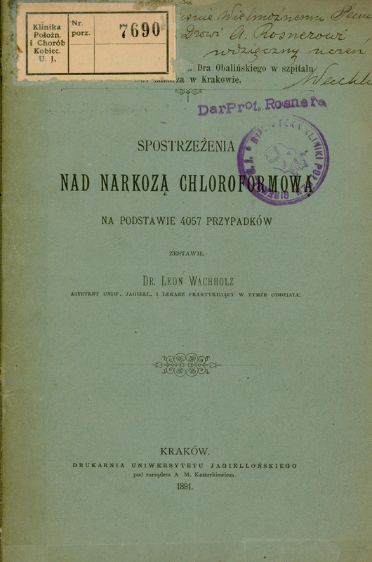 Ilustracja przedstawia okładkę broszury o tytule Spostrzeżenia nad narkozą chloroformową na podstawie 4057 przypadków prof. Leona Wachholza z odręczną dedykację „Jaśnie Wielmożnemu Panu doktorowi Rosnerowi wdzięczny uczeń Wachholz. Poniżej pieczątka: Dar prof. Rosnera.