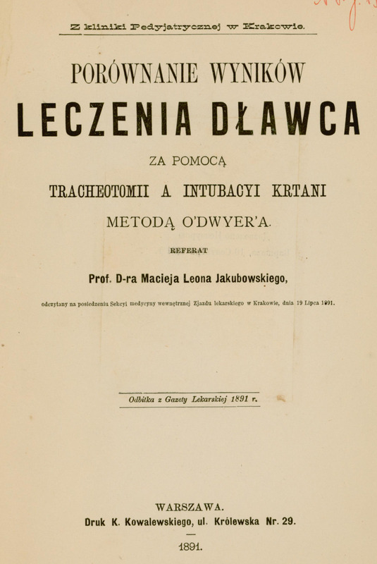 Skan przedstawia stronę tytułową publikacji autorstwa dr. Macieja Leona Jakubowskiego. Na samej górze napis „Z kliniki Pedyjatrycznej w Krakowie. Poniżej tytuł wyeksponowany dużą czcionką — „PORÓWNANIE WYNIKÓW LECZENIA DŁAWCA” i dalej drobnym drukiem: „za pomocą tracheotomii a. intubacyi krtani metodą O'Dwyer'a”.
Niżej określenie: Referat Prof. D ra Macieja Leona Jakubowskiego, odczytany na posiedzeniu Sekcyi Medycyny Wewnętrznej Zjazdu Lekarskiego w Krakowie dnia 19 lipca 1891 roku.
W dolnej części małym drukiem „Odbitka z Gazety Lekarskiej 1891 r.”
Na samym dole: informacja o wydaniu w Warszawie, przez drukarnię K. Kowalewskiego, ul. Królewska nr 29, rok 1891.