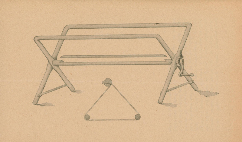 Ilustracja czarno-biała na którym jest stół operacyjny w kształcie trójkąta, z korbką do składania lub zmiany pozycji.