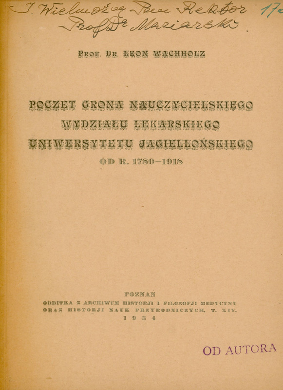 Ilustracja czarno-biała przedstawia stronę tytułową dzieła prof. Wachholza pod tytułem Poczet grona nauczycielskiego Wydziału Lekarskiego Uniwersytetu Jagiellońskiego od r. 1780-1918. U góry dedykacja dla „Jaśnie wielmożnego pana rektora prof. Dr. Maziarskiego”.