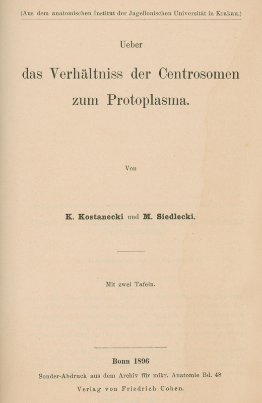 Ilustracja czarno-biała przedstawia stronę tytułową dzieła Kostaneckiego i Siedleckiego Ueber das Verhältniss der Centrosomen zum Protoplasma z 1896 roku.