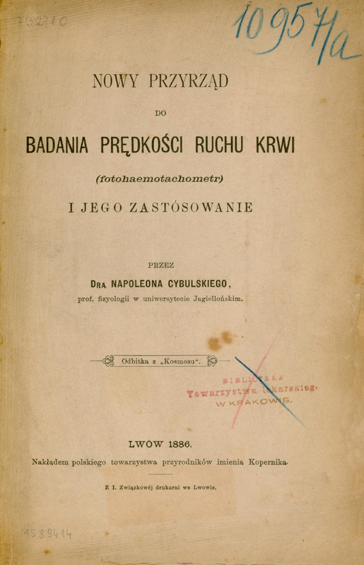 Strona tytułowa polskojęzycznej publikacji naukowej autorstwa dra Napoleona Cybulskiego, profesora fizyologii w Uniwersytecie Jagiellońskim. Tytuł publikacji to: „Nowy przyrząd do badania prędkości ruchu krwi (fotohaemotachometr) i jego zastosowanie”
(treść tytułu zapisana dużą czcionką, z wyróżnieniem słów „badania prędkości ruchu krwi”). Pod tytułem znajduje się informacja: „Odbitka z „Kosmosu” otoczona poziomym prostokątnym ornamentem ozdobionym na obu końcach motywem kwiatowym. Niżej podano dane wydawnicze: „Lwów 1886. Nakładem Polskiego Towarzystwa Przyrodników imienia Kopernika. Z I. Związkowej drukarni we Lwowie.”
Ponad danymi wydawniczymi, po prawej stronie widnieją stempel: „BIBLIOTEKA Towarzystwa Lekarskiego w Krakowie”, przekreślony przecinającymi się w kształcie litery X odręcznymi liniami, z których jedna naniesiona została czerwoną kredką, a druga niebieską.
Papier ma pożółkły odcień, wskazujący na wiek dokumentu z drobnymi śladami użytkowania (np. plamy).
