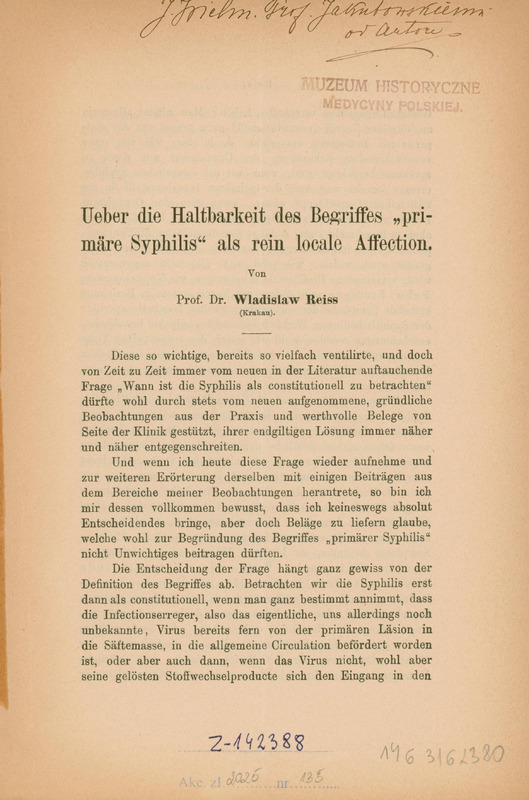 Skan przedstawia stronę tytułową pracy w języku niemieckim autorstwa Prof. Władysława Reissa. Na górze znajduje się duży, pogrubiony tytuł „Ueber die Haltbarkeit des Begriffes „primäre Syphilis“ als rein locale Affection”, a pod nim autor i miejsce: „Prof. Dr. Wladisław Reiss (Krakau)”.
Powyżej tytułu, na górnym marginesie, widoczny jest odręczny wpis dedykacji: „J. Wielm. Prof. Jakubowskiemu od Autora” (pisane kursywą). Po prawej stronie, nieco poniżej podpisu, widnieje pieczęć z napisem „MUZEUM HISTORYCZNE MEDYCYNY POLSKIEJ” – wskazująca, że egzemplarz znajdował się kiedyś w kolekcji muzealnej. Niżej rozpoczyna się fragment tekstu rozprawy, w którym autor kwestionuje pojęcie, że pierwotna kiła jest wyłącznie chorobą miejscową.