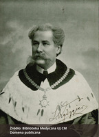 Fotografia czarno-biała przedstawiająca portret mężczyzny z wąsami, ubranego w togę oraz futro gronostajowe i łańcuch. Na dole zdjęcia napis "Źródło: Biblioteka Medyczna UJ CM oraz Domena publiczna".