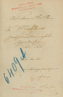 Strona zawiera odręczną dedykację w języku polskim, napisaną na wklejce broszury z 1844 roku: „Skutki ciśnienia powietrza pod względem fizyologicznym i patologicznym.” odręcznym, ozdobnym, kursywowym pismem: „Wielmożnemu Jmci Panu Fr. Hechlowi profesorowi Uniwersytetu
Jagiellońskiego itd. itd. w dowód prawdziwego poważania ofiaruje Autor”. Całość dedykacji zapisana została piórem, czarnym atramentem, ale z powodu starzenia się nieco wyblakłym. Podpis „Autor” został zapisany w sposób ozdobny. Na górze i dole strony widoczny jest różowy odcisk pieczątki:  „BIBLIOTEKA Towarzystwa lekarskiego W KRAKOWIE.” Na środku, niebieską kredką, odręcznie zapisano numer: „6409 A” (pochyły układ tekstu przechodzi przez fragment dedykacji). Papier jest w kolorze kremowym, z lekkimi śladami starzenia w postaci niewielkich zażółceń i plam.