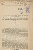 Strona tytułowa artykułu naukowego w języku niemieckim z czasopisma „Centralblatt für Chirurgie” z roku 1896, numer 32. Tytuł artykułu brzmi:
„Über die sog. Hypertrophie der Vorsteherdrüse und über anatomische Grundlagen der senilen Insufficienz der Blase” („O tzw. przeroście gruczołu krokowego i o anatomicznym podłożu starczej niewydolności pęcherza moczowego”). Autorem jest Dr. Stanisław Ciechanowski, asystent w Instytucie Anatomii Patologicznej prof. Browicza w Krakowie.
Treść dokumentu zawiera wstęp do badań prowadzonych przez autora, w których przedstawia wyniki dotyczące zmian anatomicznych związanych z niewydolnością pęcherza moczowego u osób starszych. Autor polemizuje z poglądami szkoły Guyona, wskazując, że arterioskleroza nie jest bezpośrednią przyczyną zmian w nerkach, pęcherzu i gruczole krokowym. Zamiast tego podkreśla znaczenie zmian ilościowych w stosunku mięśnia pęcherza do tkanki łącznej, które nasilają się z wiekiem i pod wpływem przeszkód w odpływie moczu oraz przewlekłych stanów zapalnych.
Na górze po lewej stronie została wpisana odręcznie czarnym atramentem liczba „54”, odręcznie podkreślona niepełnym łukiem, a po prawej stronie dedykacja „Jaśnie wielmożnemu Panu Prof. Dr. Maciejowi Jakubowskiemu w dowód głębokiej czci składa autor”. Poniżej znajduje się odcisk granatowej pieczątki „Dublet”, poniżej niej ręcznie wpisana czarną kredką liczba „31”, a po ich prawej stronie – niebieski odcisk pieczęci „Zakład Historji Medycyny Un. Jag. w Krakowie” z herbem z koroną. Na dole strony centralnie został zapisany niebieskim atramentem numer biblioteczny „Z-142777”.
Strona ma ślad zalania wodą w postaci wąskiej, falistej plany na górnym brzegu kartki schodzącej łukowato w dół wzdłuż prawego jej brzegu.


