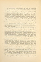Czarno-biała fotografia pochodzi ze zbiorów Narodowego Archiwum Cyfrowego, ukazuje dzieci szkolne z lat 1920–1930. Zdjęcie wykonano na szerokim, trawiastym placu przed długim budynkiem w stylu szkolnym z wieloma oknami i dwuspadowym dachem. Budynek przypomina dawną szkołę lub placówkę edukacyjną. W centrum znajduje się kilkanaścioro dzieci (głównie dziewczynek), ubra¬nych w jasne, proste sukienki z krótkimi rękawami. Fryzury dzieci są jednolite: krótkie, równo ścięte włosy. Część dzieci stoi, część siedzi albo klęczy na trawie, kilkoro bawi się na drewnianej huśtawce. Po prawej dzieci są ujęte w ruchu na huśtawce lub trampolinie, jakby w trakcie skoku. Po prawej kilkoro dzieci siedzi obok drewnianego urządzenia zabawowego. Na dalszym planie widać inne dzieci spacerujące, być może pod opieką dorosłych. Scena oddaje atmosferę wspólnotowej, radosnej zabawy, typową dla zorganizowanych zajęć lub kolonii letnich.