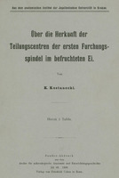 Ilustracja niebiesko-czarna przedstawia stronę tytułową dzieła prof. Kostaneckiego Über die Herkunft der Teilungscentren der ersten Furchungsspindel im befruchteten Ei z 1906 roku.