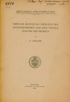 Strona tytułowa naukowej publikacji w języku niemieckim. W górnej części po stronie lewej znajdują się archiwalne oznaczenia katalogowe (czarnym atramentem odręcznie napisana i przekreślona liczba „4459” i pod nią niebieskim atramentem liczba „562”). Po stronie prawej widoczna jest odręczna dedykacja napisana czarnym atramentem „Imć Panu Prof. Kostaneckiemu z prośbą o przyjęcie, autor”. Tytuł dokumentu brzmi: „Über die Beziehung zwischen den Aktionsströmen und dem tätigen Zustand der Muskeln”, co tłumaczy się jako: „O związku pomiędzy prądami czynnościowymi a czynnym stanem mięśni”. Autor: N. Cybulski (Napoleon Cybulski).
Dalej znajduje się informacja o źródle publikacji: „Extrait du Bulletin de l’Académie des Sciences de Cracovie – Classe des Sciences Mathématiques et Naturelles. Série B: Sciences Naturelles. Mars 1910”, czyli: „Wyciąg z Biuletynu Akademii Umiejętności w Krakowie – Wydział Nauk Matematyczno-Przyrodniczych. Seria B: Nauki Przyrodnicze. Marzec 1910”.
Centralnie na środku strony umieszczone zostało godło – okrągła pieczęć z herbem Akademii Umiejętności w Krakowie z napisem „Academia Litterarum Cracoviensis”.
Na dole strony znajduje się miejsce i data druku: „Cracovie – Imprimerie de l’Université – 1910” (tłum. „Kraków – Drukarnia Uniwersytecka – 1910”).
Papier ma pożółkły odcień, wskazujący na wiek dokumentu.