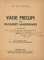 Skan przedstawia stronę tytułową pracy w języku polskim autorstwa Jana A. Reguły. U góry jest imię i nazwisko autora, poniżej tytuł „VADE MECUM DLA MŁODŻIEŻY AKADEMICKIEJ” oraz informacja, że praca zawiera przedmowę Rektora UJ Stanisława Maziarskiego. Poniżej odręcznie zapisana dedykacja od autora. Niżej informacja, że 20% obrotu przekazane na Tow. Przyjaciół Młodzieży Akademickiej oraz informacje wydawnicze: „KRAKÓW 1935, NAKŁADEM: PODRĘCZNEJ BIBJOTEKI PRAWNIKA , SKŁAD GŁÓWNY: UDZIAŁOWA SPÓŁKA WYDAWNICZA”. 
