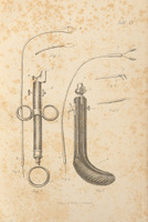 Skan przedstawia siedem monochromatycznych ilustracji przedstawiających przyrządy laryngologiczne. Dwie największe ilustracje to „rączka trójpierścieniowa Störka” (narzędzie przypominające dużą strzykawkę z dwoma pierścieniami na środku i trzecim na końcu. Kształtem przypomina strzykawkę) i „rączka Schrötterowska” (grube, zakrzywione narzędzie, kształtem przypominające banana). Pozostałe, mniejsze ilustracje to końcówki, które mogą być przymocowane do rączek. Ich zakończenia przypominają rurki, nożyki, szczypce i pęsetę. 